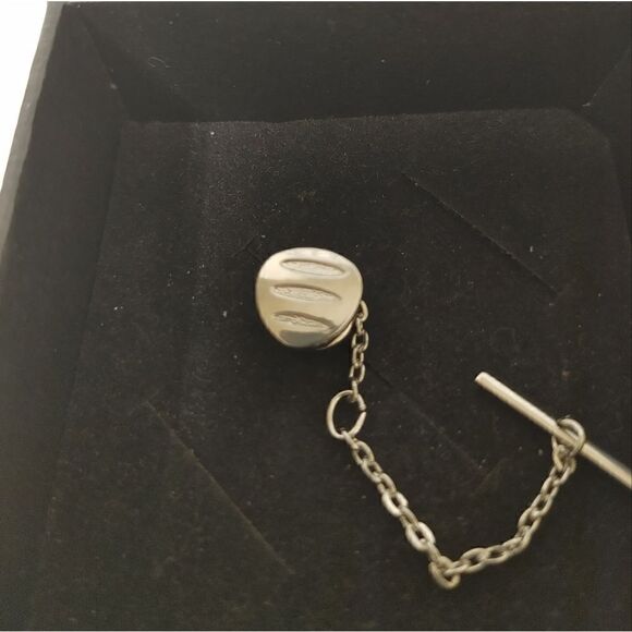 MEN'S TIE PINS WITH 2" CHAIN AND SAFETY BAR BY DANIEL ELLISSA. - Picture 1 of 2